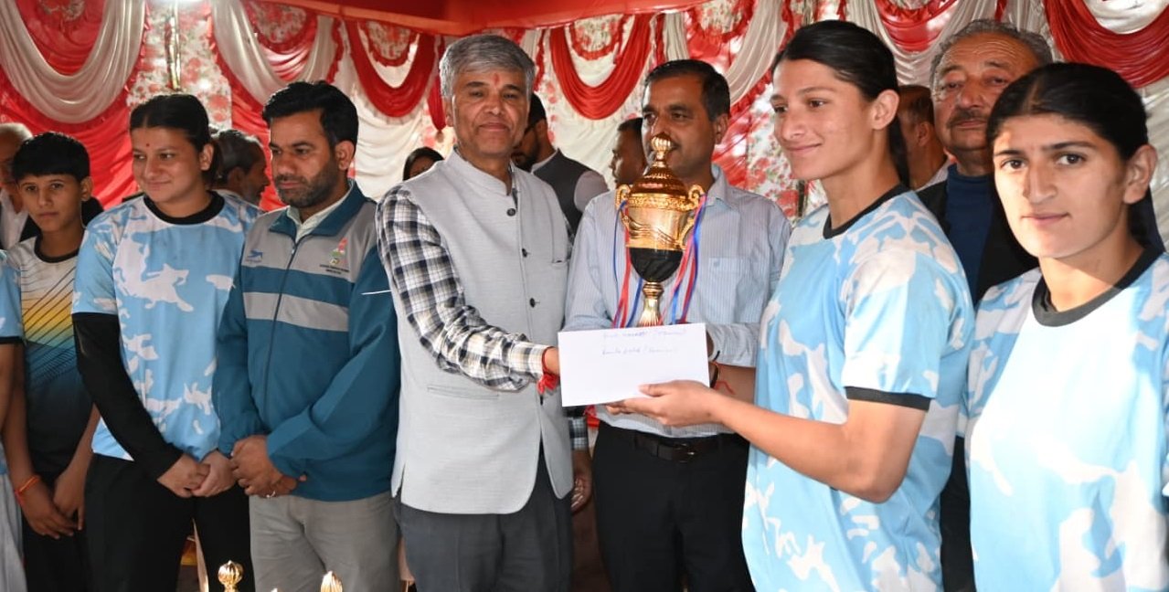 सिपुर मेला शिमला में खिलाड़ियों को नकद पुरस्कार और ट्रॉफी बांटते एसडीएम मनजीत शर्मा